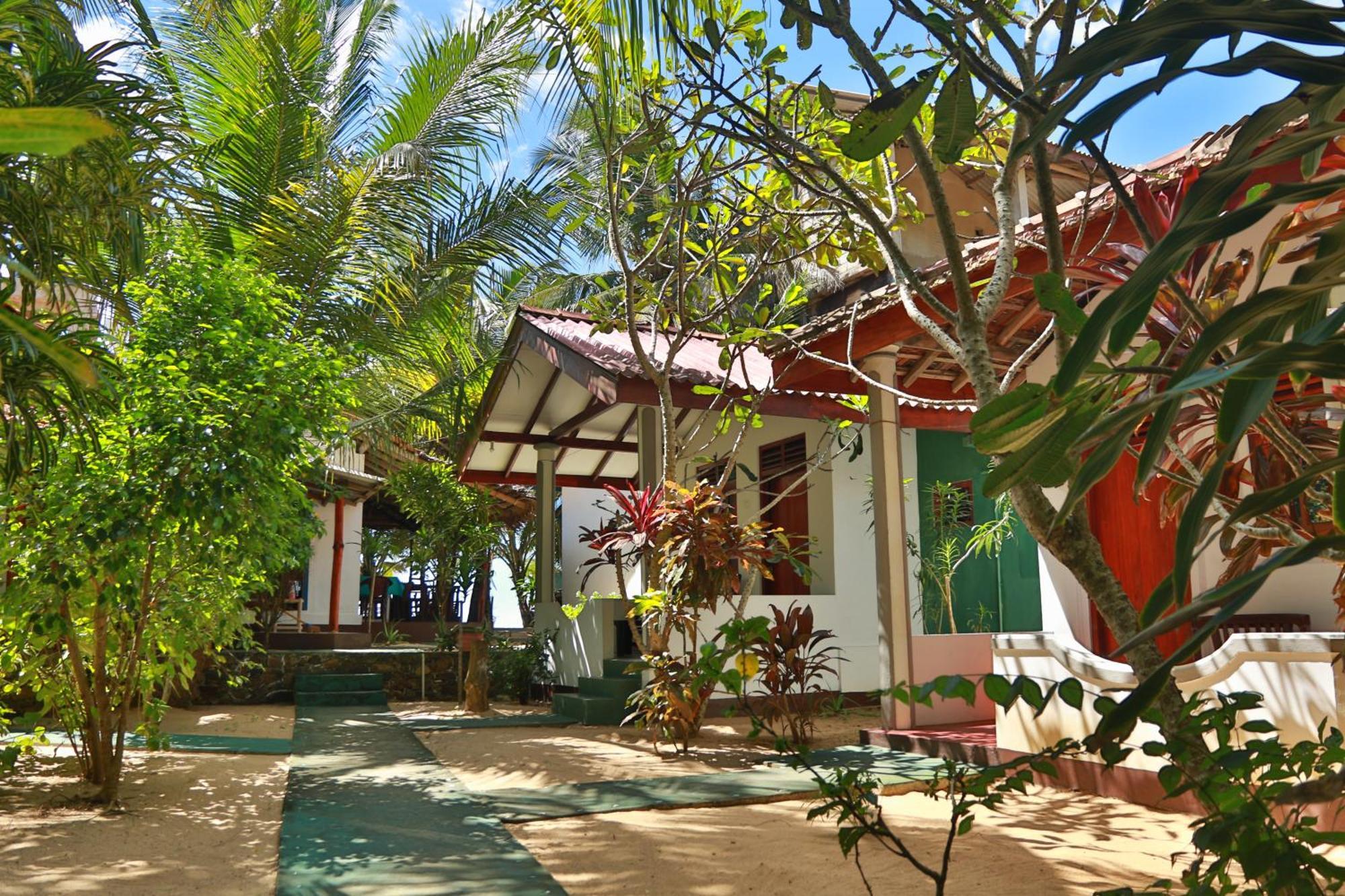 Panorama Rock Cafe Bed & Breakfast Tangalle Exterior photo